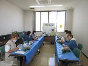 講師の説明をメモを取りながら聞いている受講生