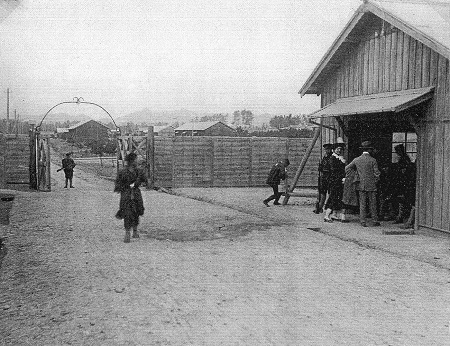 写真：青野原収容所の表門3