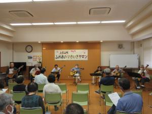 7人でクラシックギター演奏を披露している様子