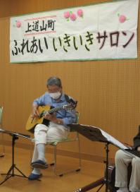 おひとりで演奏を披露している様子