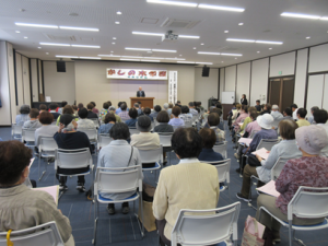 舞台正面に立ち、式辞を述べる館長