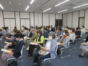 メモを取りつつ受講される学園生の皆さん