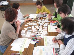 講師と一緒にグループで自分について話をしている様子