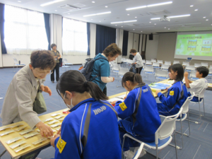 受付事務を手伝う中学生