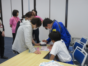 スマホ操作を手伝う中学生