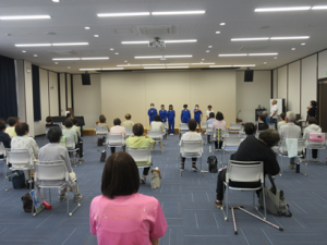 整列して感謝の言葉を述べる中学生に対して拍手を送る受講生の皆さん