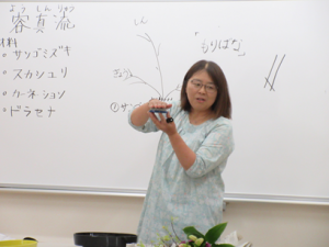 剣山を手に取り使い方の説明をする講師