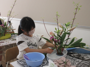 自分らしさを表現しつつ生け花をする受講生
