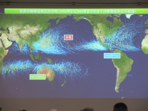 これまでの台風進路を世界地図に重ねて表したスライド