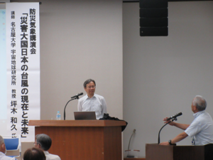 中学生からの質問を代わりに尋ねる館長とそれに答える講師