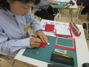 講師の説明通りに選んだ皮に印をつける作業する受講生