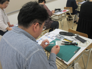 洋裁経験がほとんどない男性も材料を手に作成に励みます。