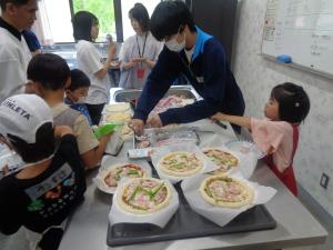 具材のせが完成したピザ5枚