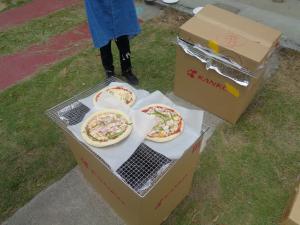 段ボールピザ窯で３枚づつピザを焼きます