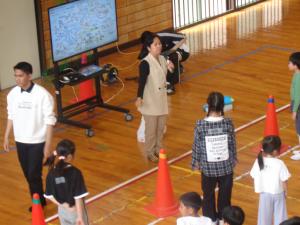 児童に英語でゲームの指示を出すALTの先生