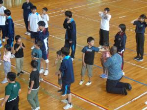 ALTの補助を受けながらゲームに参加する男子児童