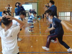 ALTの号令でボール奪い合う児童の様子
