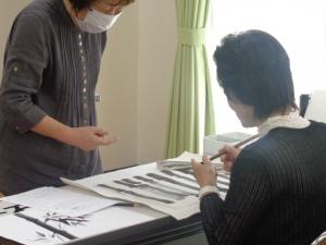 「三墨法」の練習で竹の幹を描く1年目の生徒さん