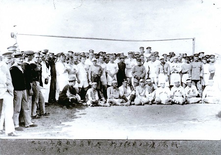 image: A commemorative photo taken with students of the Himeji Teachers College