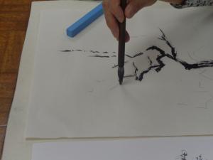 筆の先を意図的に割る「割筆」の技法を使って枝を描いている様子