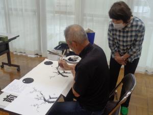 先生のアドバイスを受ける1年目の生徒さん
