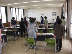 立ち上がって、発声練習をしている受講生たちの様子