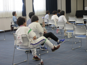 手と足をリズムに合わせて動かす受講生の皆さん