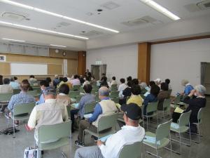 椅子に着席した受講生が館長からの開講挨拶を聞いている様子