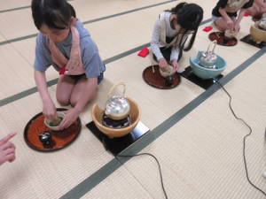 自分で抹茶を立てる継続受講の子ども達