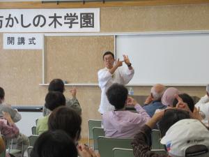 白い割烹着を着た講師が受講生とコミュニケーションを取りながらにこやかに話されている様子