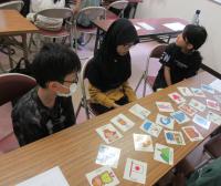 英語かるたをする子供たちの様子