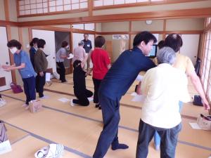 二人一組で姿勢をチェックしている受講生とアドバイスをしている先生