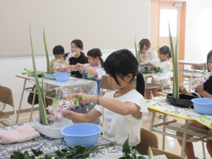 自分らしさとはと考えながら花を生ける受講生の子ども達