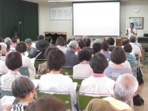 話をしている講師と聞いている受講生たちの様子