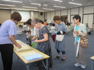 各自のスマホを手に、健幸アプリのイベント参加をクリックする受講生の皆さん