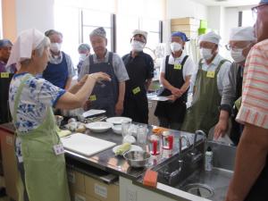 講師より調理器具の説明を聞いている受講生の様子