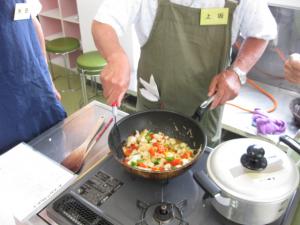 切った食材をフライパンで炒めている様子