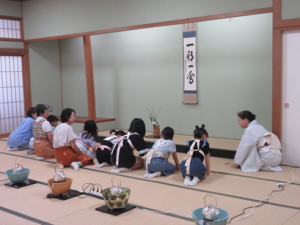 床に向かって真の礼をする受講生の子ども達