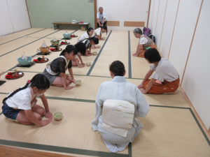 お点前を披露する作法を学んでいる受講生の子ども達