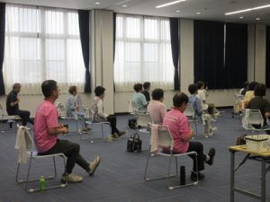 姿勢を正しまっすぐ歩けるように、内もものインナーマッスルを鍛える運動をする受講生の皆さん