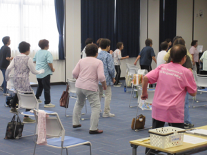 新しい動きを含め音楽に合わせながら体を動かす受講生の皆さん