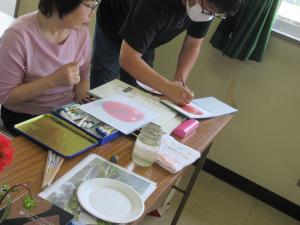 先生にりんごの繊維の描き方の指導を受けている様子