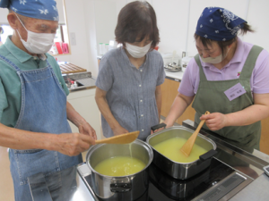 細かく切ったジャガイモを茹でている受講生に寄り添い指導する講師先生