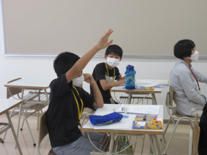 挙手をして積極的に質問している受講生の子ども