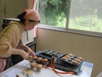 焼きあがったマフィンを冷ますために焼き型から取り出し網の上にのせている様子