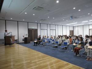 舞台を動き回りながら説明される講師先生