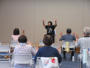舞台で自ら範を示しながら体の動きを説明する深澤先生