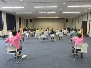 手足の動きを合わせたり逆にしたりとリズムに合わせて脳トレに取り組む受講生の皆さん