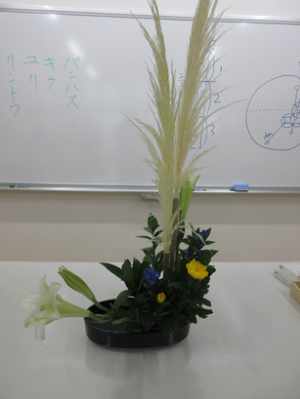講師先生が手本として生けた生け花