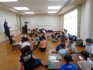 調理の説明と注意事項を聞く参加者